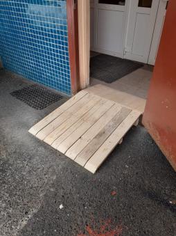 Помост для пересечения порога при входе в здание ОУ для маломобильных групп